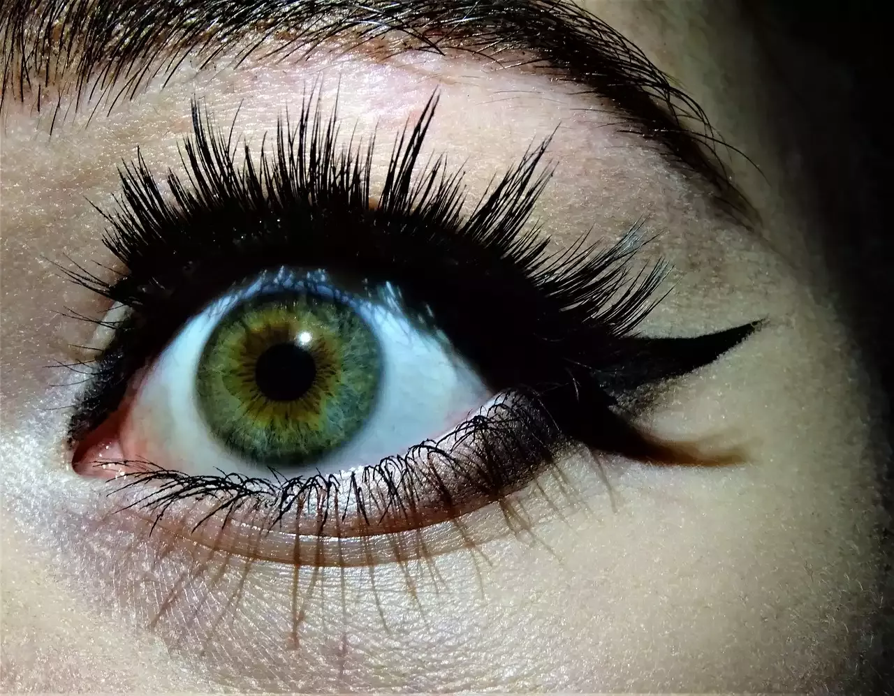 How to Create the Classic Cat Eye Look